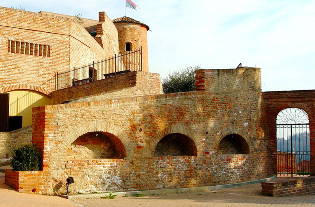 Resti del Castello di Castelnuovo Calcea, Italy